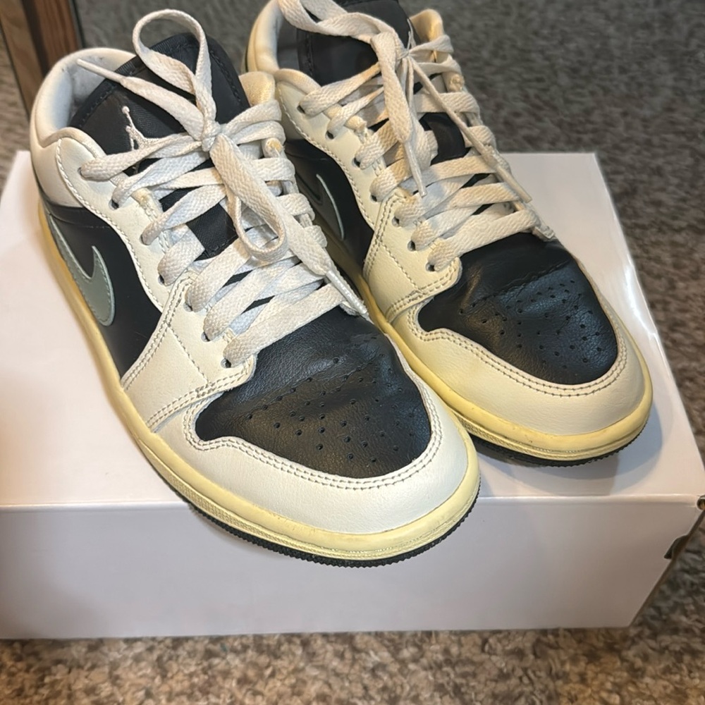 Women’s Air Jordan 1 Low size 6, worn 2 times, great condition!